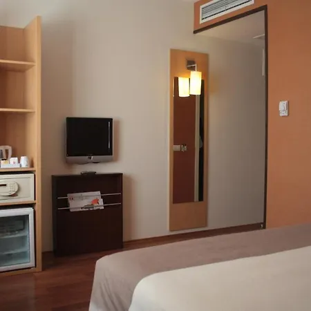 Ibis 3*